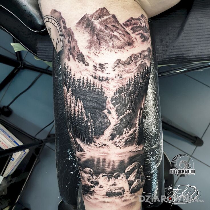 Tatuaż polskie góry rzeczki i doliny d natura w motywie rękawy i stylu dotwork na bicepsie