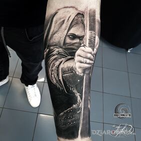 Tatuaż Wojowniczka/ Łuczniczka :D na ręce motyw: czarno-szare styl: realistyczne