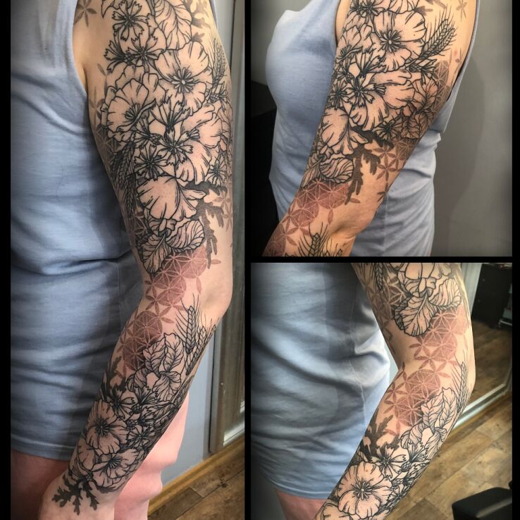 Tatuaż rękawek florystyczny w motywie florystyczne i stylu szkic na ramieniu