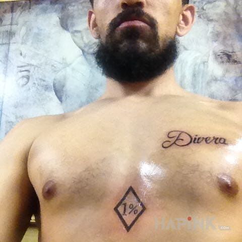 Tattoo STTS 1% in lettering motif on the chest