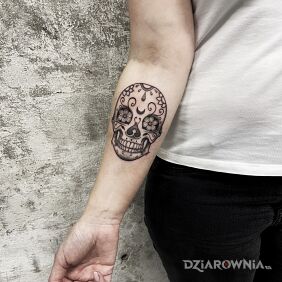 Tatuaż Meksykańska Czacha na przedramieniu motyw: santa muerte styl: graficzne / ilustracyjne