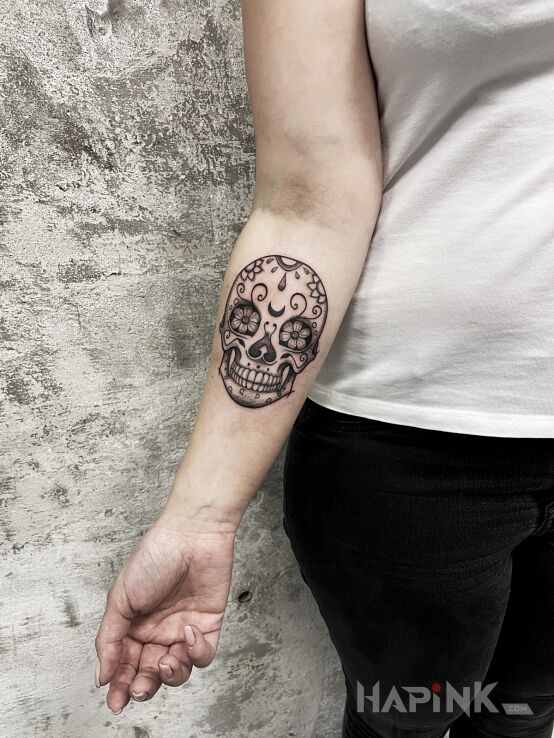 Tattoo Meksykańska Czacha in skulls motif and graphic / illustrative style On the arm