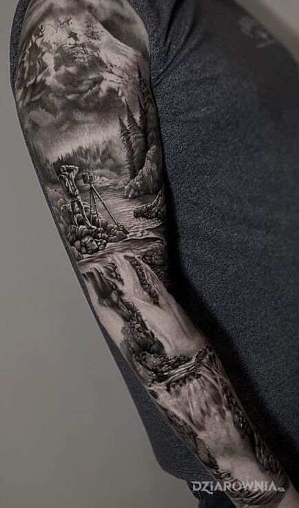 Tatuaż odpoczynek nad wodospadem w motywie czarno-szare i stylu realistyczne na ramieniu