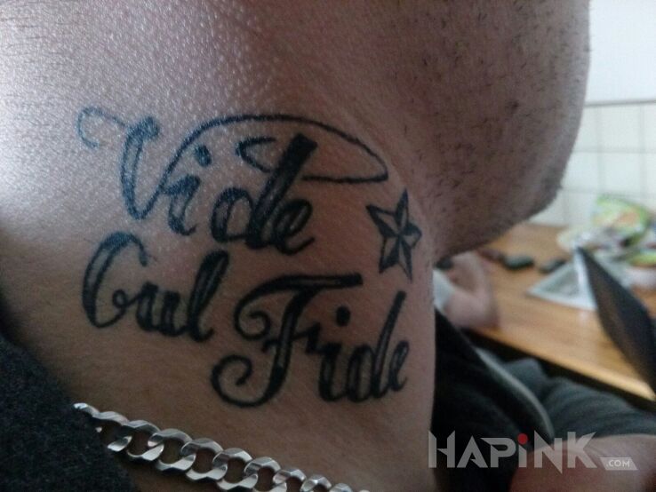 Tattoo Vide cul fide in lettering motif on the neck