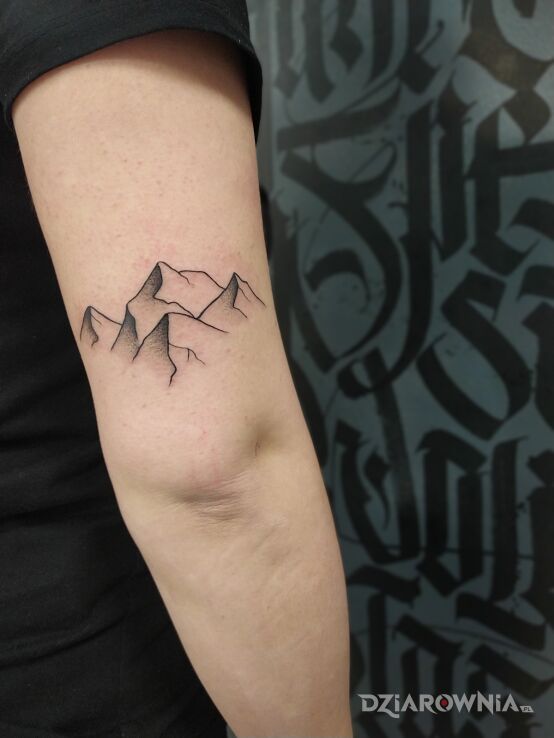 Tatuaż konturowe góry w motywie natura i stylu kontury / linework na ramieniu