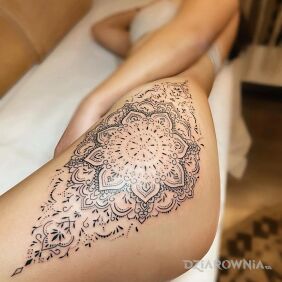 Tatuaż Mandala napakowana ornamentami na biodrze motyw: mandale styl: graficzne / ilustracyjne