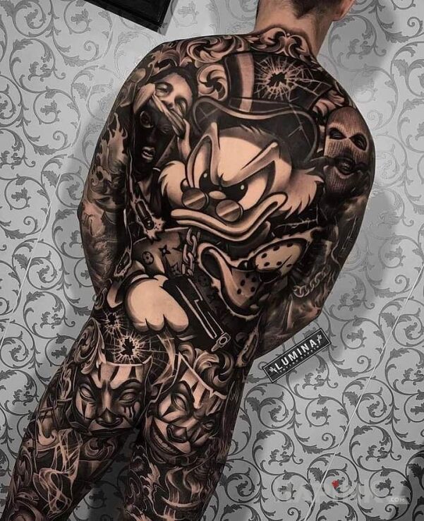 Tattoo Sknerus Mckwacz in black and gray motif and graphic / illustrative style on the back