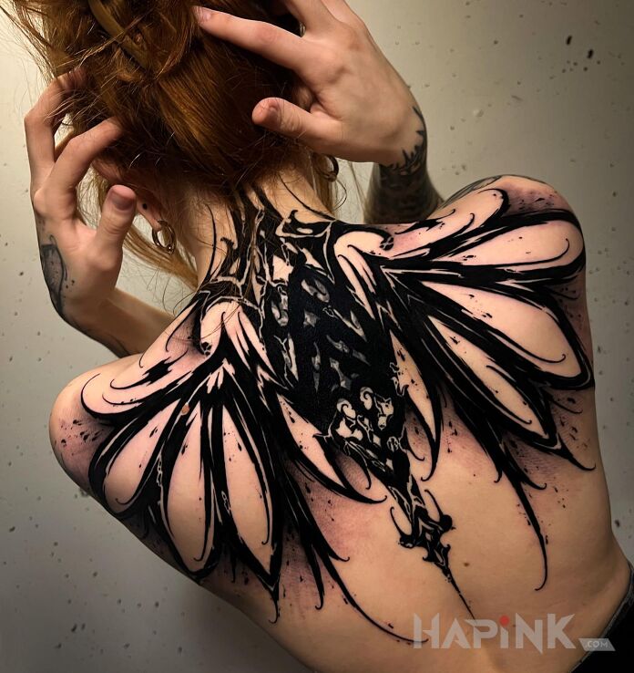 Tattoo Czarna łopata in wings motif and blackwork / blackout style on the back