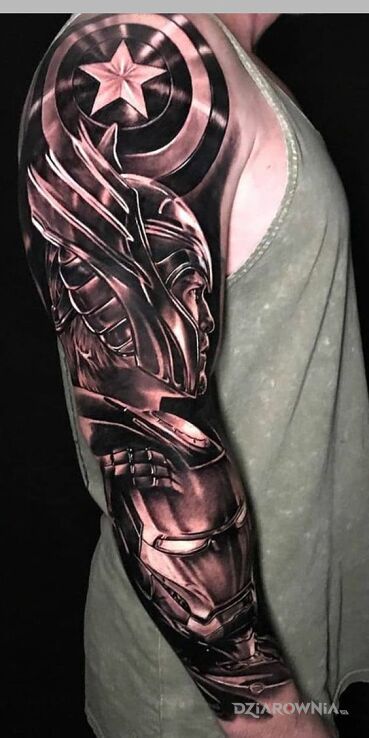 Tatuaż thor i iron man w motywie czarno-szare i stylu realistyczne na przedramieniu