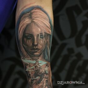 Tatuaż Woman na ręce motyw: czarno-szare styl: realistyczne
