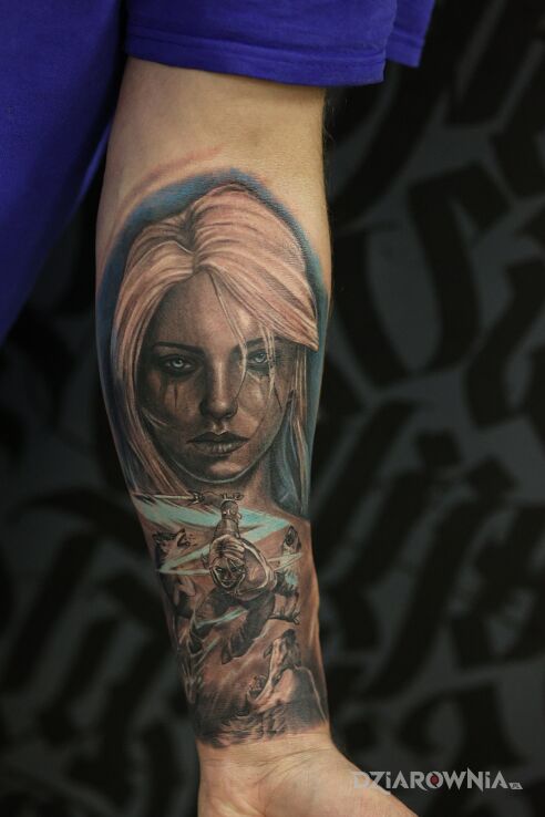 Tatuaż woman w motywie czarno-szare i stylu realistyczne na przedramieniu