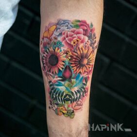 Tattoo A slightly different skull on the forearm motif: flowers