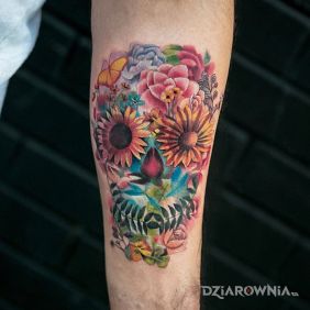 Tatuaż Trochę inna czaszka na przedramieniu motyw: czaszki