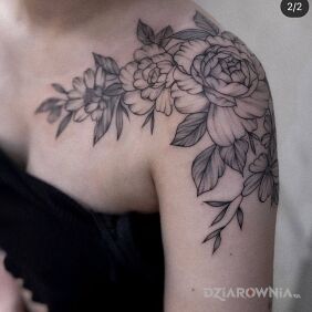 Tatuaż Kwiaty na barku motyw: kwiaty styl: graficzne / ilustracyjne