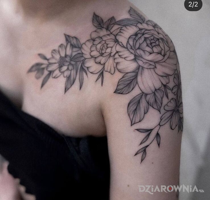 Tatuaż kwiaty w motywie kwiaty i stylu dotwork na plecach