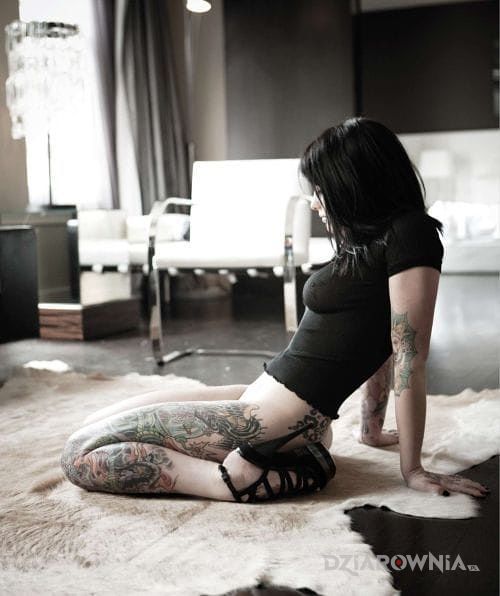 Tatuaż czarna w tatuażach w motywie seksowne na przedramieniu