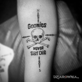 Tatuaż Goonies never say die na przedramieniu motyw: napisy
