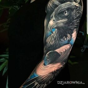 Tatuaż Planeta orła na ramieniu motyw: zwierzęta styl: realistyczne