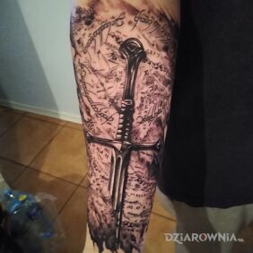 Tatuaż Narsil na ręce motyw: czarno-szare styl: realistyczne