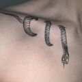 Nieudany tatuaż - Nieudany wąż dookoła obojczyka