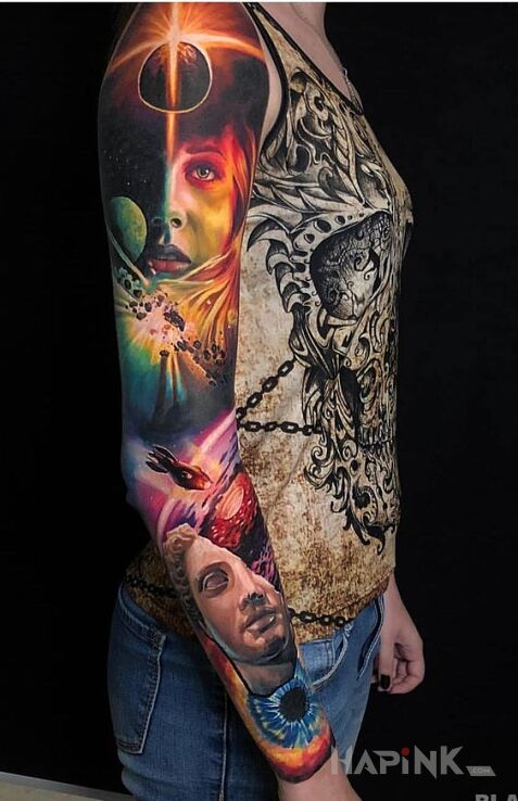 Tattoo Świadomość wyższego stopnia in faces motif and realistic style on the upper arm