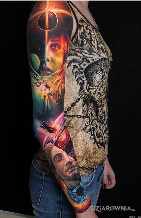 Tatuaż świadomość wyższego stopnia w motywie kolorowe i stylu realistyczne na ramieniu