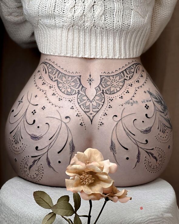 Tattoo Przyozdobiona pupa in floral motif and contour / linework style on the buttocks