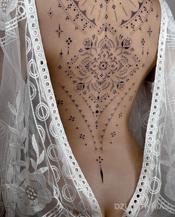 Tatuaż mandala ale nienachalna w motywie czarno-szare i stylu graficzne / ilustracyjne na plecach