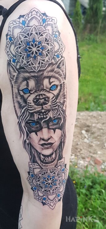Tattoo Kobieta wilk in black and gray motif and graphic / illustrative style On the arm