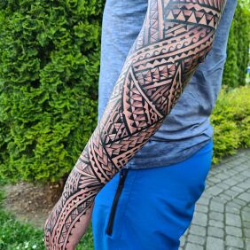 Tatuaż Samoa tatuaż Polinezyjski na nadgarstku motyw: czarno-szare styl: polinezyjskie
