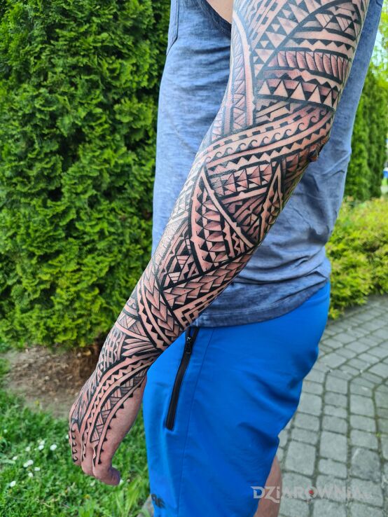 Tatuaż samoa tatuaż polinezyjski w motywie rękawy i stylu polinezyjskie na przedramieniu