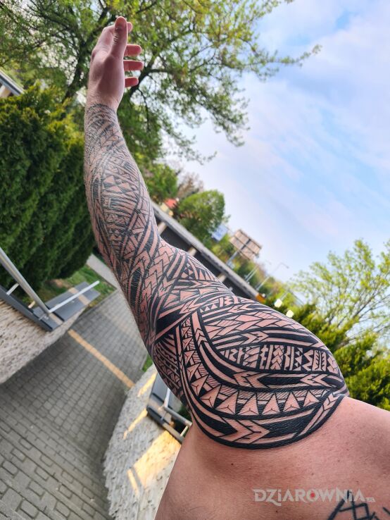 Tatuaż samoa tatuaż polinezyjski rękaw w motywie rękawy i stylu polinezyjskie na łokciu