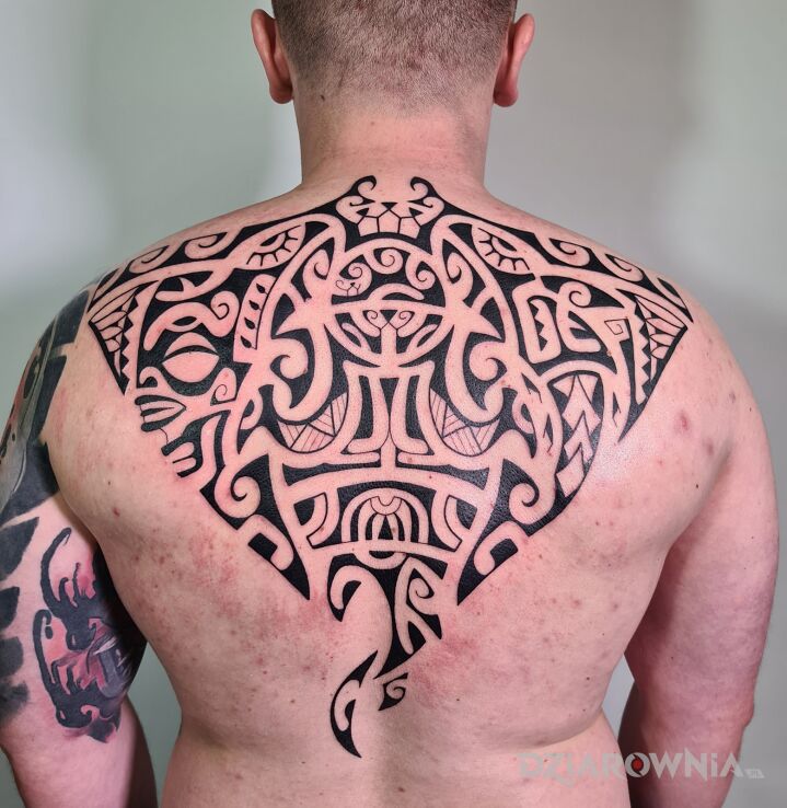 Tatuaż tahiti tatuaż polinezyjski w motywie pozostałe i stylu polinezyjskie na karku