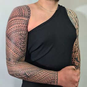 Tatuaż Samoa tatuaż Polinezyjski na przedramieniu motyw: czarno-szare styl: polinezyjskie