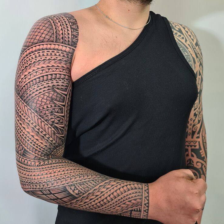 Tattoo Samoa tatuaż Polinezyjski in sleeves motif and Polynesian style On the arm