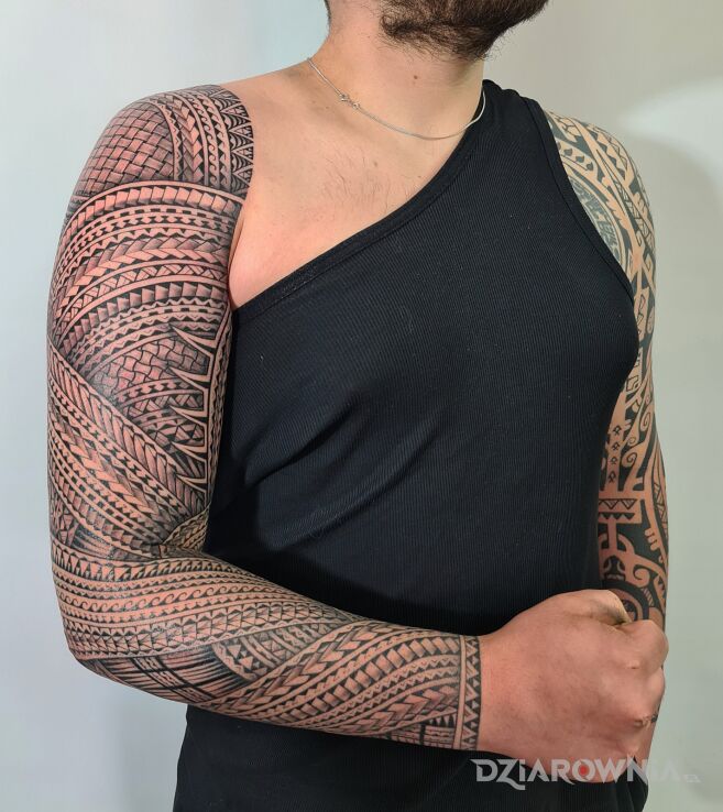 Tatuaż samoa tatuaż polinezyjski w motywie pozostałe i stylu polinezyjskie na bicepsie