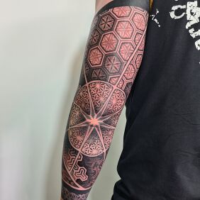 Tatuaż Rekaw 3/4 geometryczny na ramieniu motyw: mandale styl: dotwork