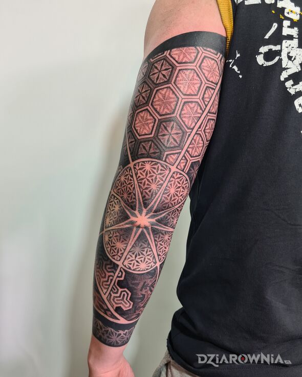 Tatuaż rekaw 34 geometryczny w motywie mandale i stylu dotwork na łokciu