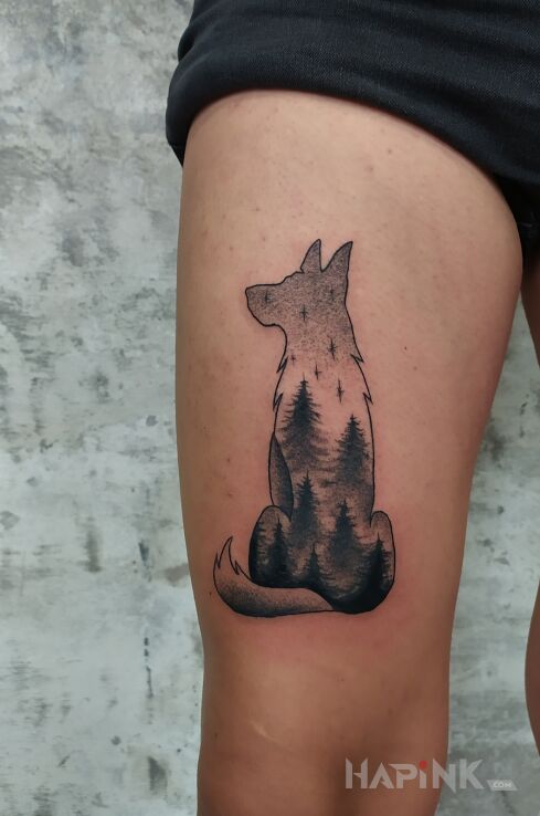Tattoo Wolf in animals motif and graphic / illustrative style on the leg