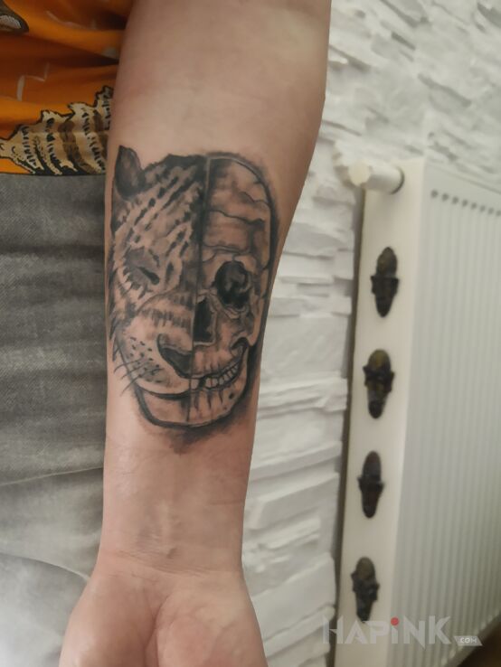 Tattoo Czaszka tygrys in black and gray motif and graphic / illustrative style on the forearm