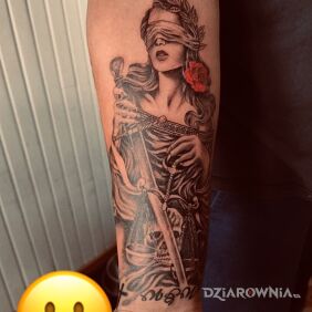 Tatuaż Temida na ręce motyw: czarno-szare styl: realistyczne