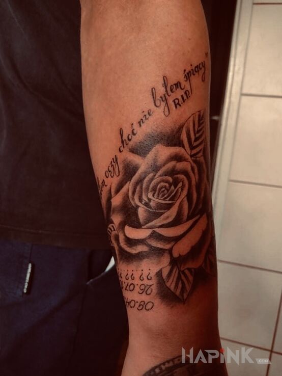 Tattoo Zamknąłem oczy chodź nie byłem śpiący in black and gray motif and realistic style on the forearm