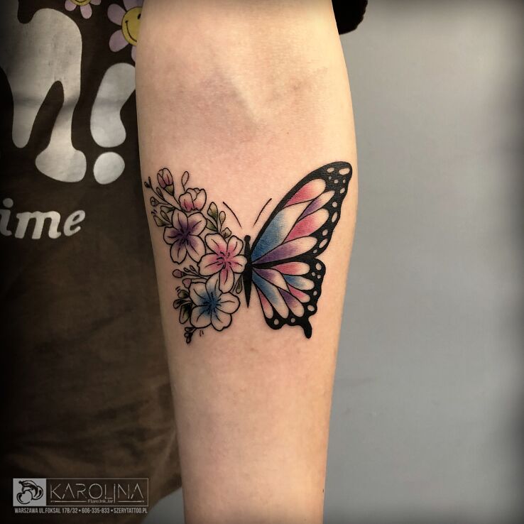 Tatuaż kwiecisty motyl w motywie motyle i stylu kreskówkowe / komiksowe na przedramieniu