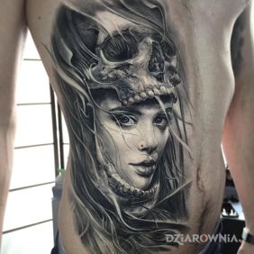 Tatuaż Dziewczyna w czaszce na brzuchu motyw: czaszki styl: realistyczne
