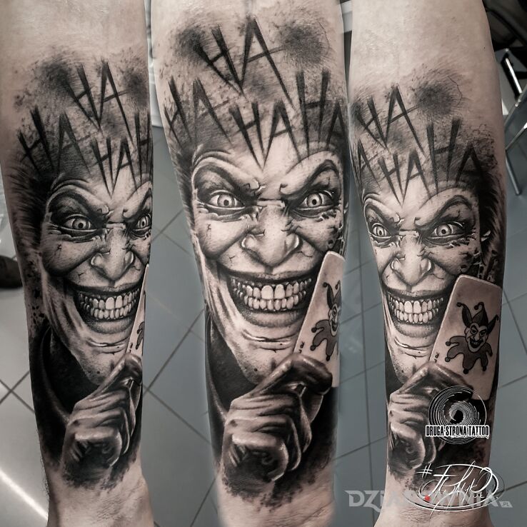 Tatuaż joker z kartą p hahaha w motywie napisy i stylu realistyczne na przedramieniu