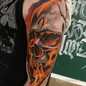 Tatuaż Skull Tattoo na ramieniu motyw: kolorowe styl: newschool