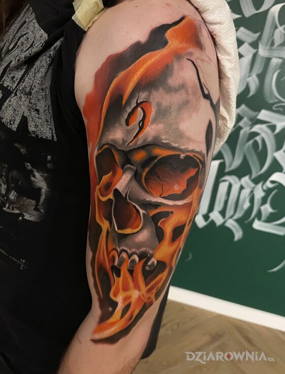 Tatuaż skull tattoo w motywie czaszki i stylu newschool na ramieniu