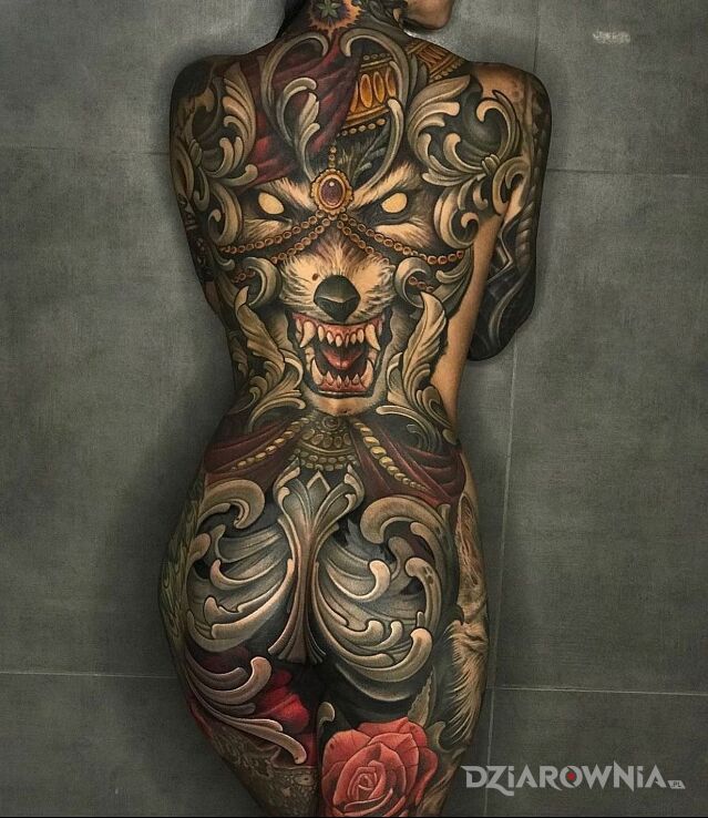 Tatuaż wilk jest zły w motywie kwiaty i stylu neotradycyjne na plecach