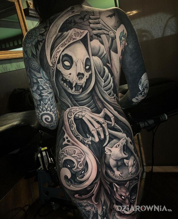 Tatuaż kostucha i jej dziwna czaszka w motywie mroczne i stylu realistyczne na plecach
