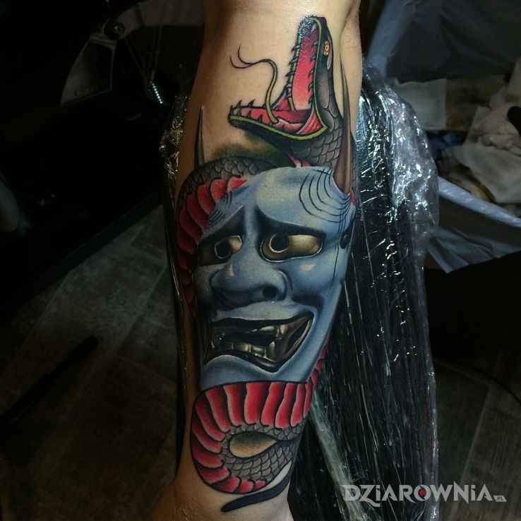 Tatuaż maska demona w motywie 3D na przedramieniu